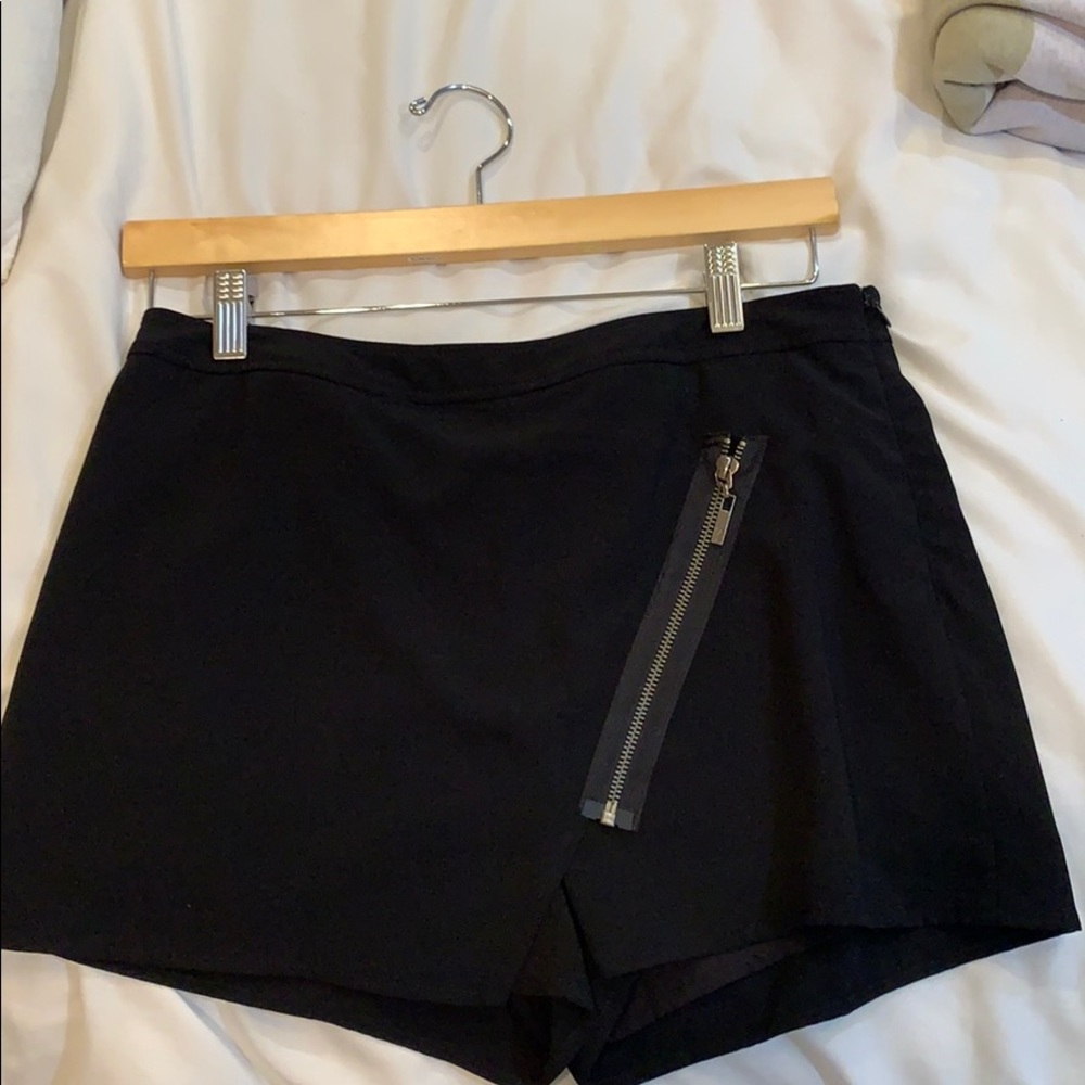 Guess black zipper skort